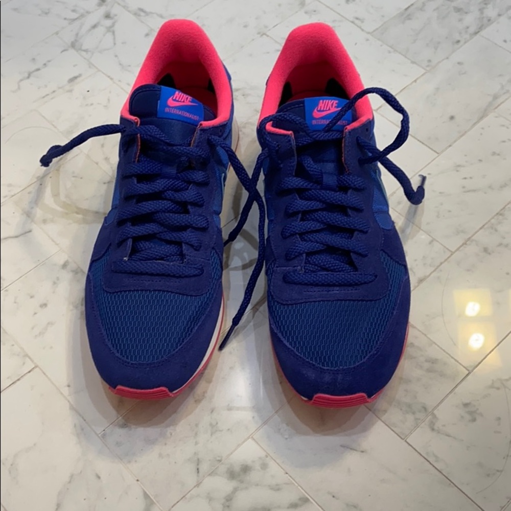 NIKE women’s tennis shoes